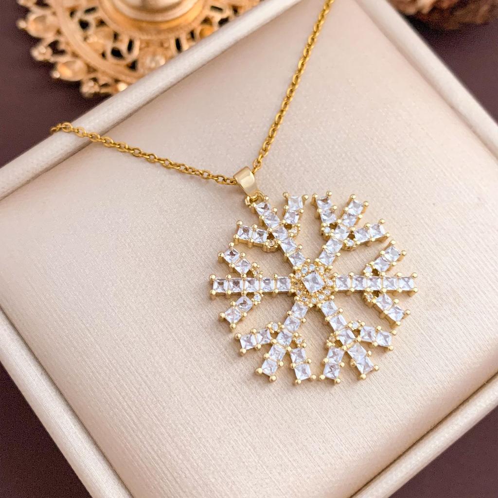 Necklace European and American hot-selling pearl snowflake does not fade titanium steel necklace accessories women's niche design sense collarbone