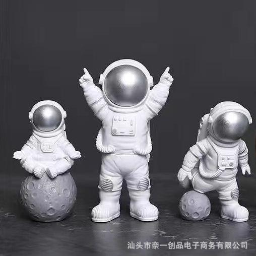 

3/4pcs Astronaut Figure Statue Figurine Spaceman Sculpture Educational Toy Desktop Home Decoration Astronaut Model for Kids Gift