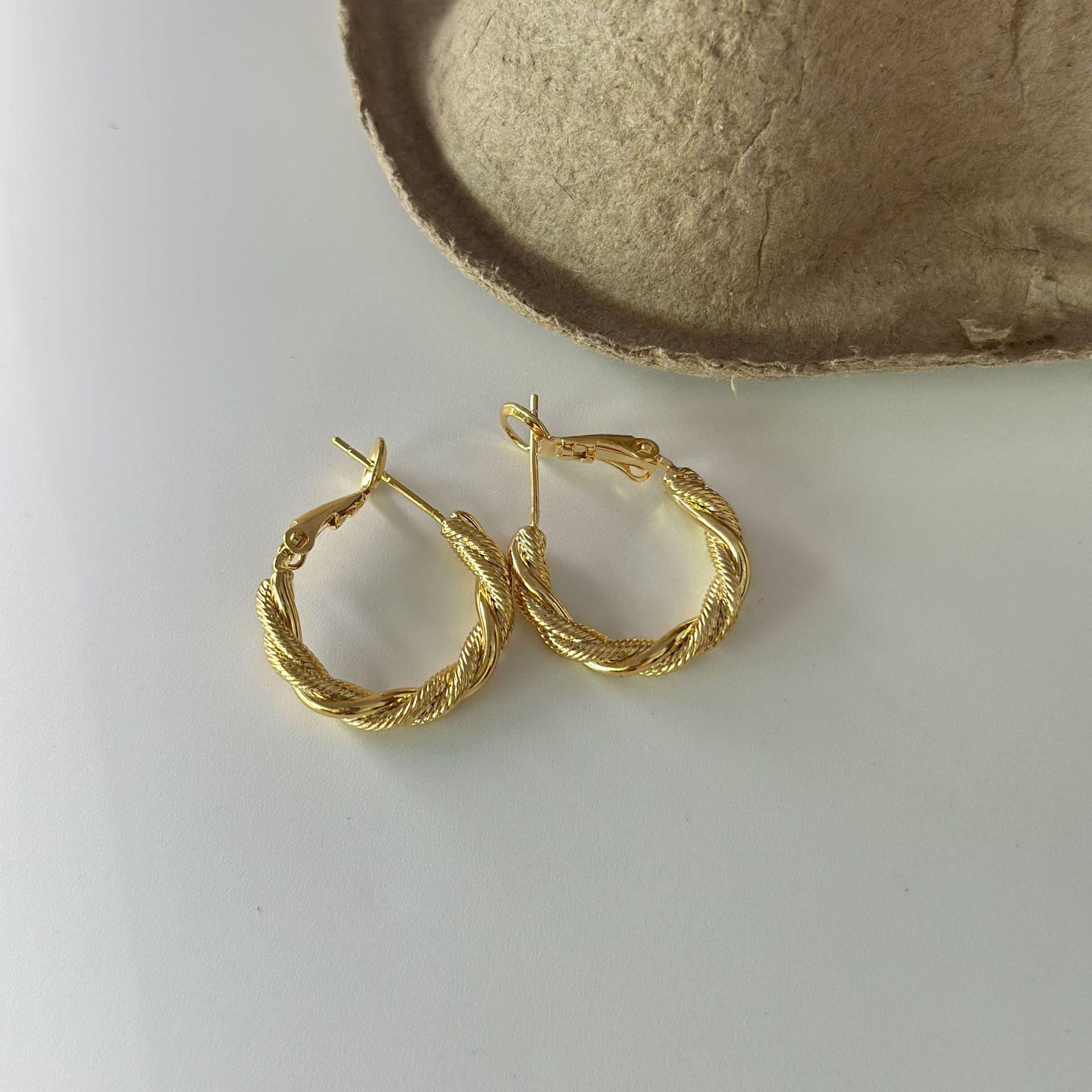 

Французский минималистичный металлический кафф-твист: Элегантные серьги высокой моды золотой