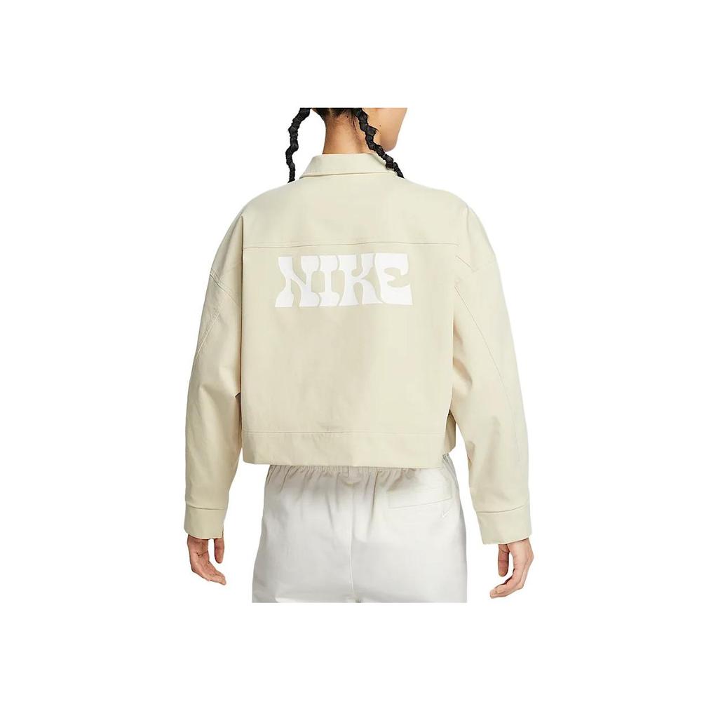 Nike Sportkleding Logo Oversized Korte Geweven Jas met Lange Mouwen Damesjassen Licht-Khaki IF0614-229