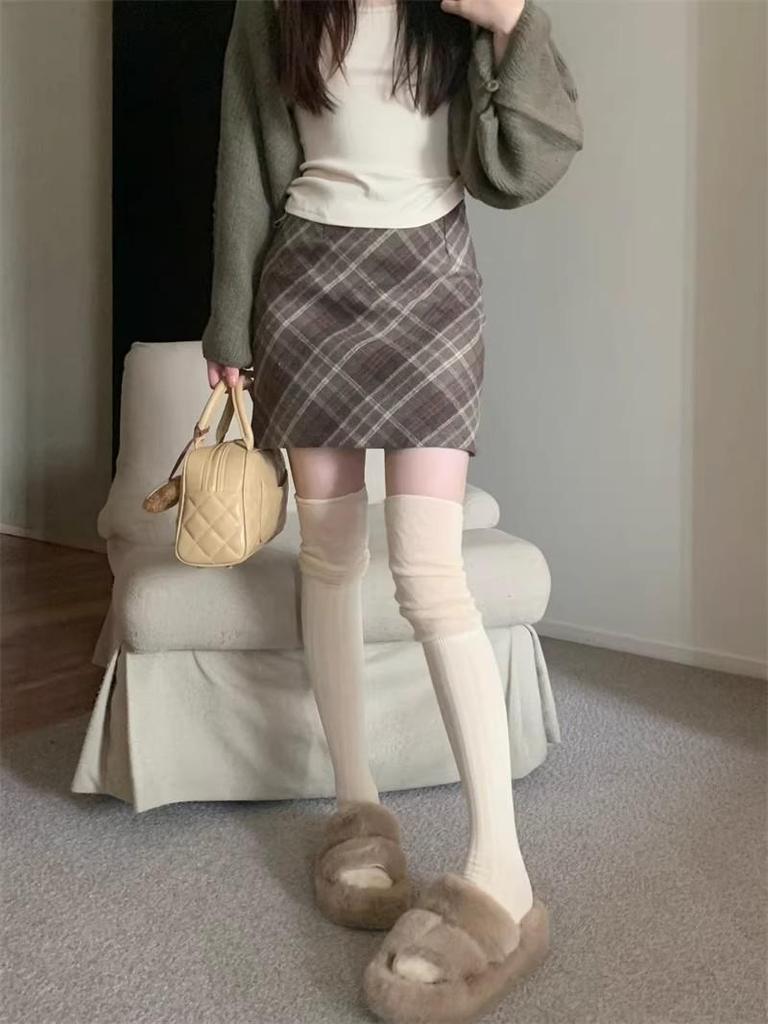 Plus Size Retro Plaid Woolen A-line Skirt for Pear-Shaped Women - Hip-Covering, Slimming Short Skirt for Autumn/Winter