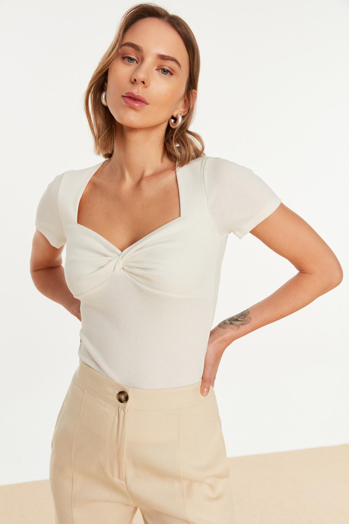 

Вязаная блузка с воротником-сердечком цвета экрю..