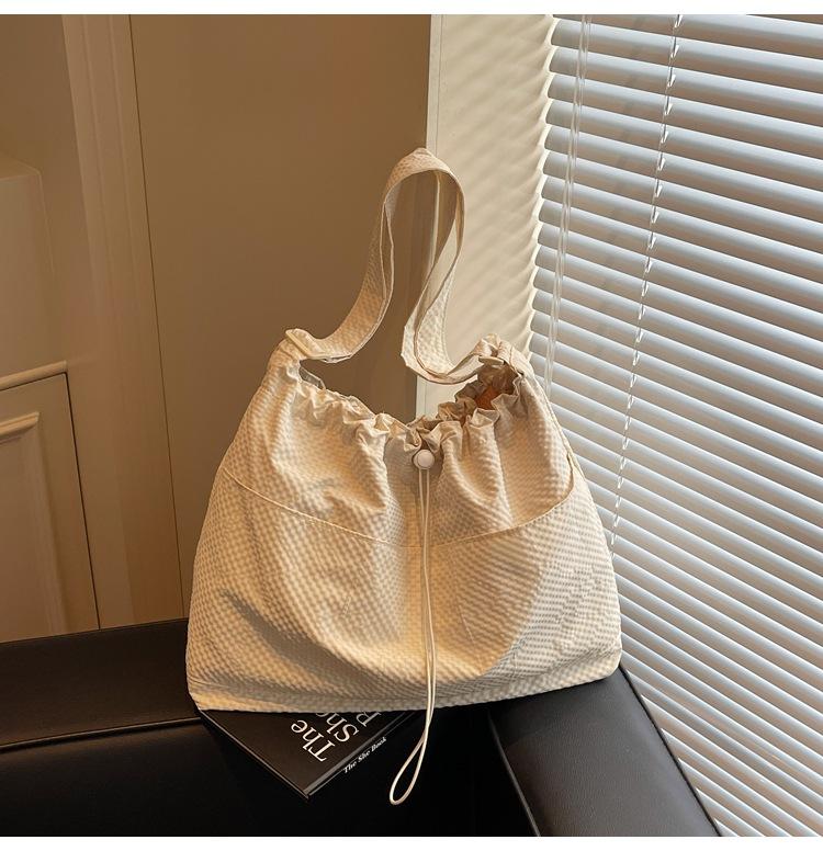 2025 New Large-capacity Simple Nylon Cloth Drawstring Pleated Shoulder Bag Travel Leisure Messenger Bucket Bag