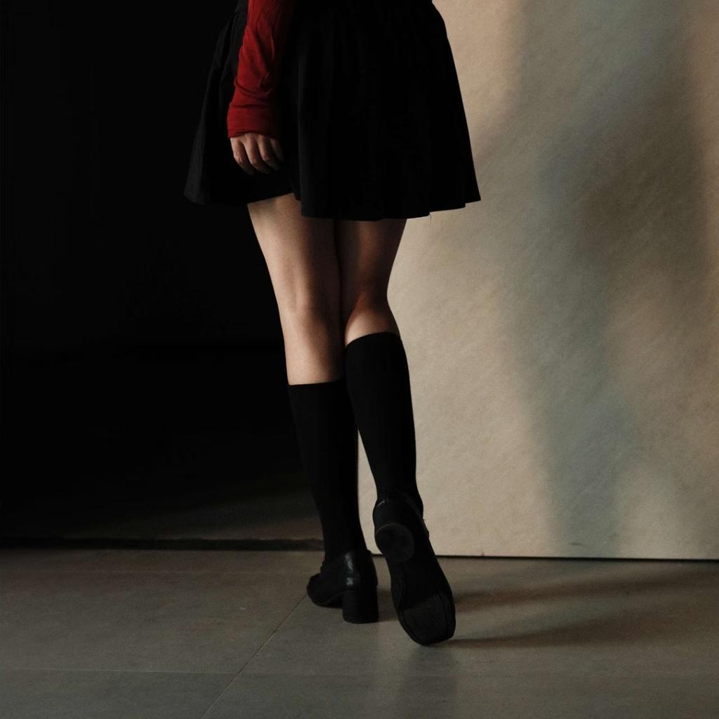 Rindslederversion~ flacher dicker Absatz einzelne Schuhe Damen Xia Xin plissiertes Kreuz-Gummiband eckige Spitze mittlerer Absatz Mary Jane Schuhe