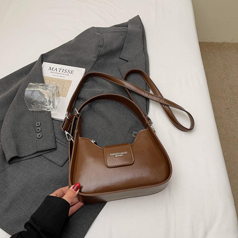 French niche single shoulder underarm bag women's 2025 summer new fashionable high-value commuter baguette bag messenger bag