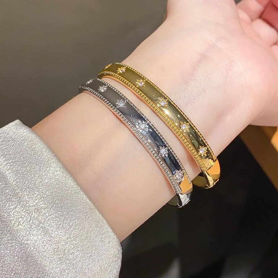 Bracciale in Zirconio Placcato Oro Stile Retrò con Design Geometrico per Eleganti Accessori da Donna