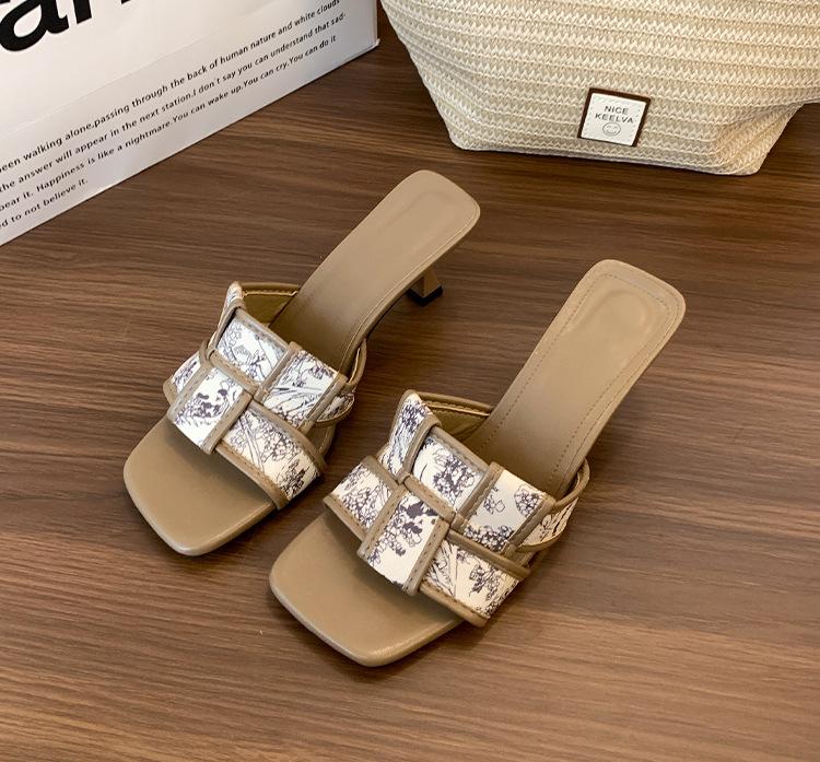 French temperament sandals women s 2024 summer new fashion Chinese slippers high heels outer wear square head versatile one-word sandals 35 хаки 2980₽