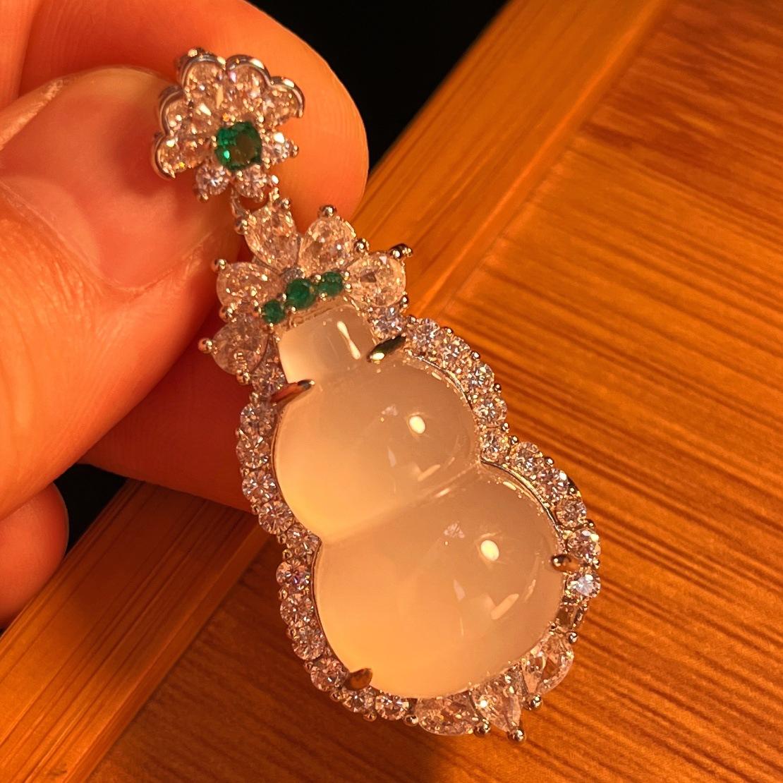 Jade White Ice Light Natural White Chalcedony Pendant Agate Pendant, Real Shot