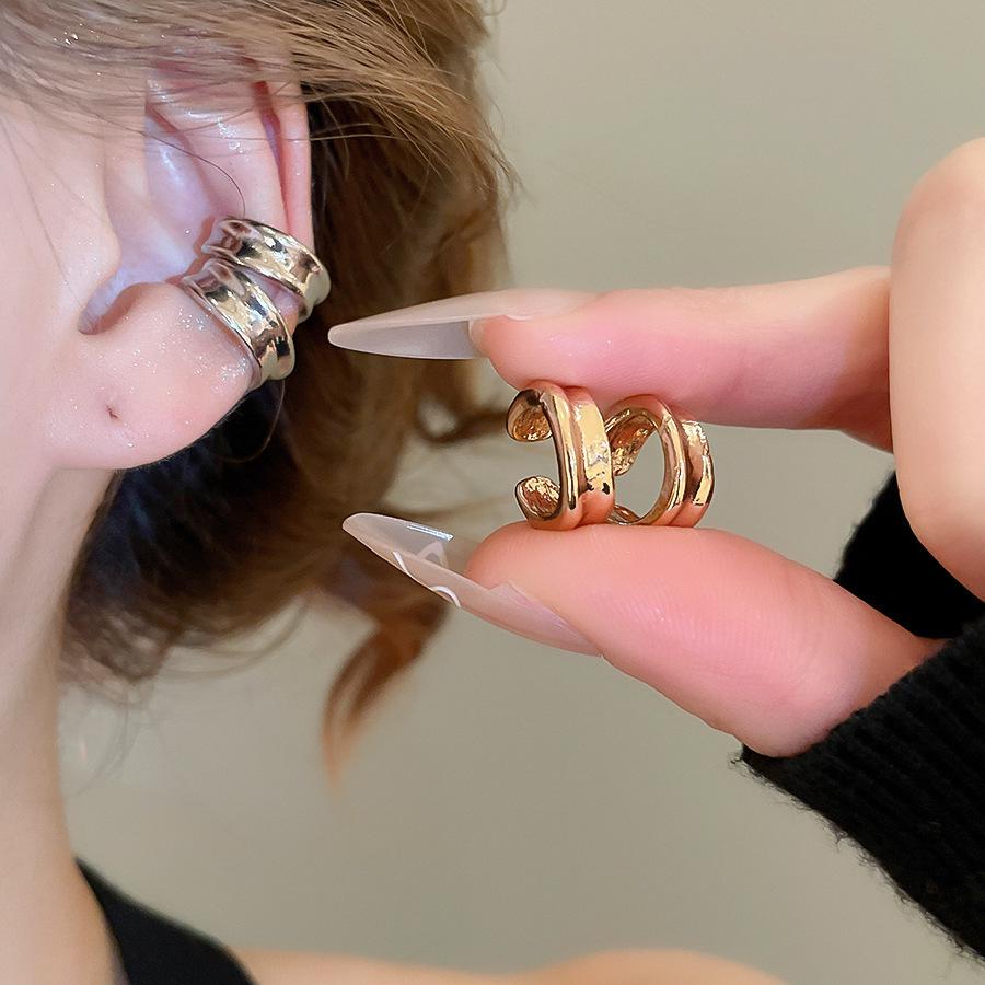 Metallic Round No-Piercing Ear Cuff: Simple, Fashionable, Light Luxury Earrings for Women