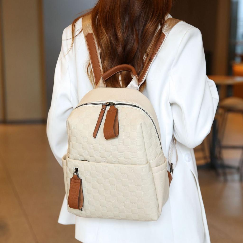 2024 Summer New Niche High-End Fashion Commuting Large-Capacity Backpack for Women, Simple and Sophisticated Travel Backpack