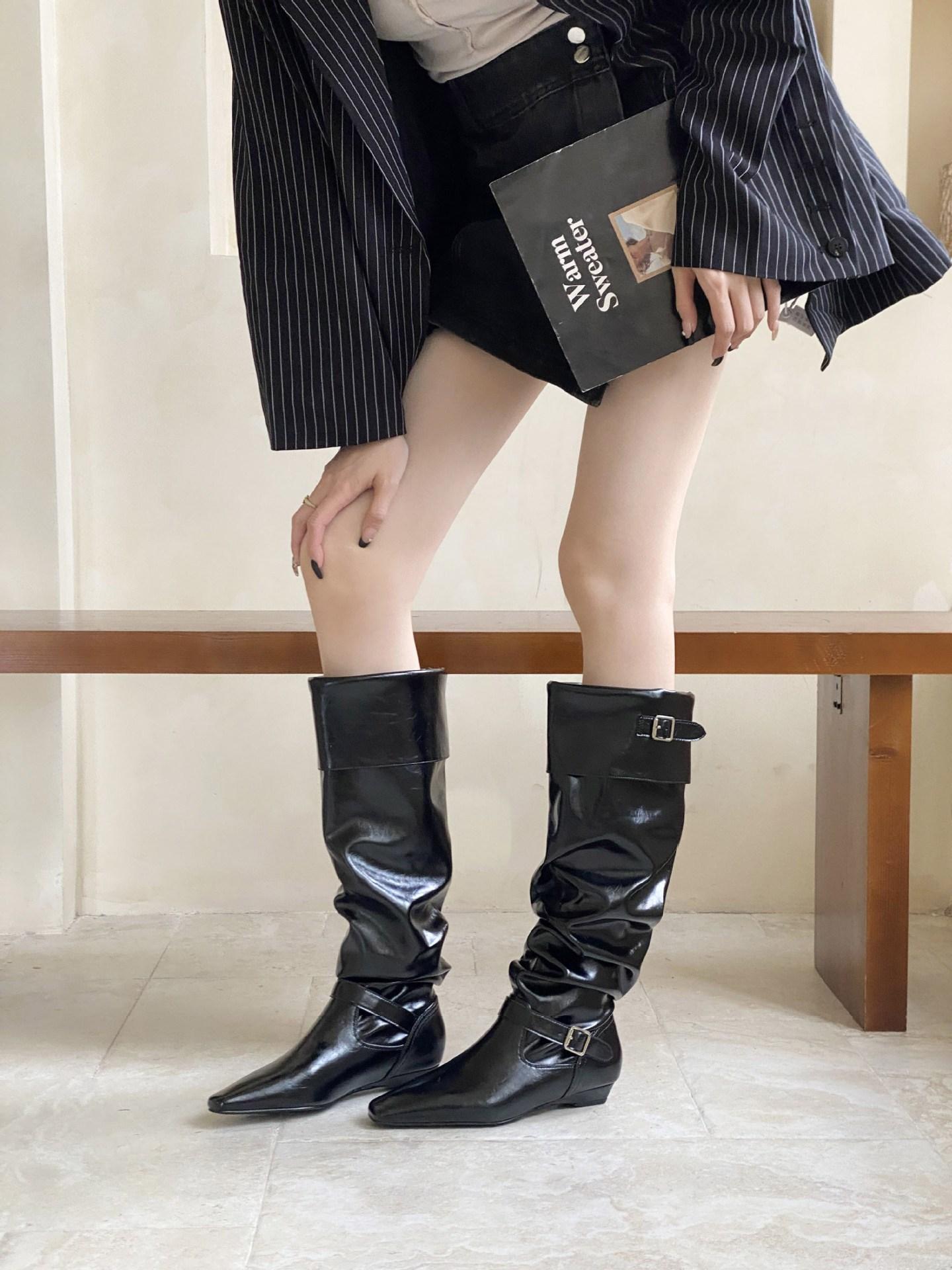 

2025 autumn and winter new European and American square head flat bottom temperament French fashion sexy small slope heel buckle women s boots 35