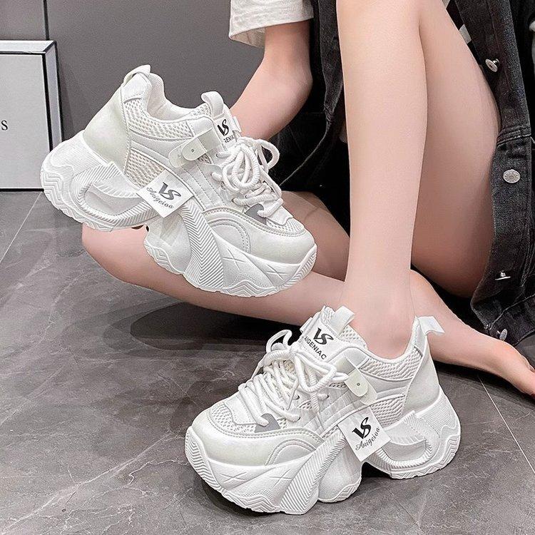Small women with visible feet, new breathable mesh sneakers in autumn, thick-soled small people increase in height