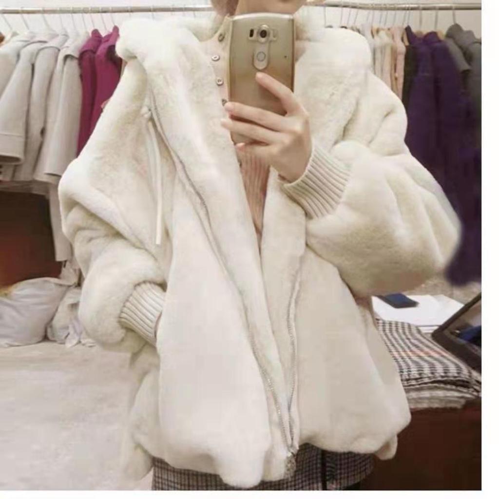 Women's Autumn and Winter plush fashion warm lamb fur jacket with Faux Otter fur hood, loose coat jacket