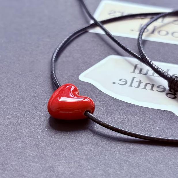 Moda Coreana Cavo Intrecciato Lungo Nero Ciondolo Cuore Rosso in Ceramica Collana per Donna Gioielli Minimalisti Eleganti Retro Y2K Regalo