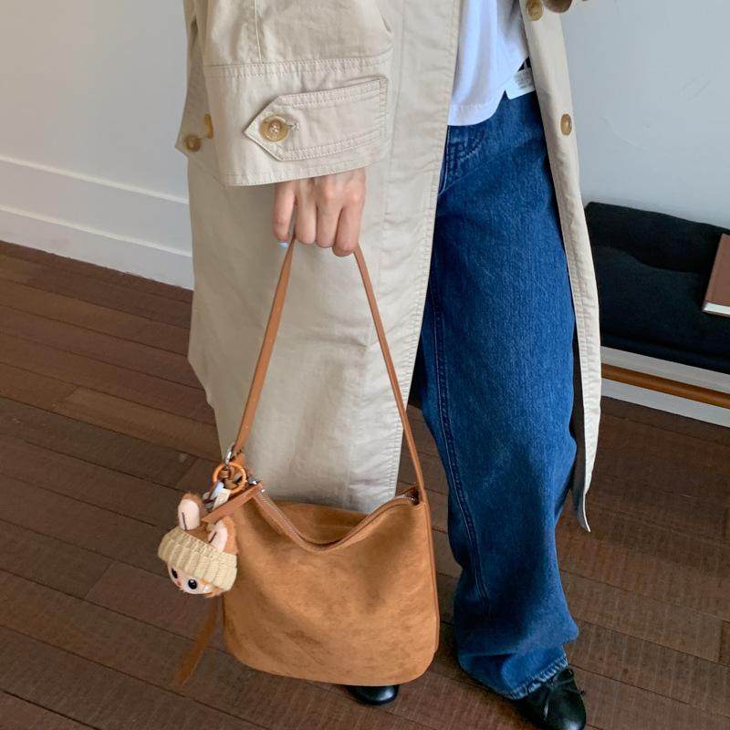 Large Capacity Bag Women's 2025 New Trendy Fashion Retro Shoulder Bag High Sense Commuter Bucket Bag Messenger Bag