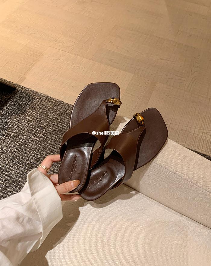 Internet celebrities with the same small gold buckle~ square head set toe holiday beach flat bottom flip-flops women's sandals outside