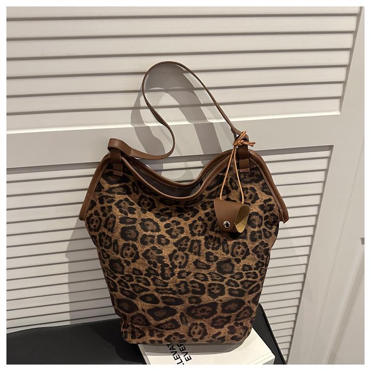 2025 Early Autumn Large-Capacity Leopard Print Retro Shoulder Tote Bag