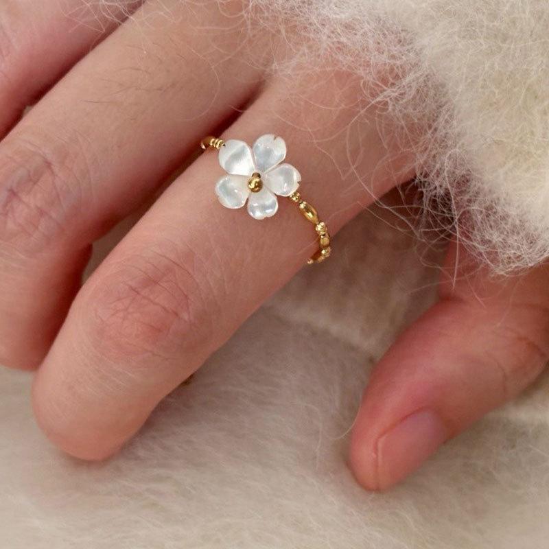Bague Cocktail Ajustable Élégante Blanche Coquillage Naturel Zirconium Cubique Fleur Pompon Pour Femmes Cadeau resizable blanc