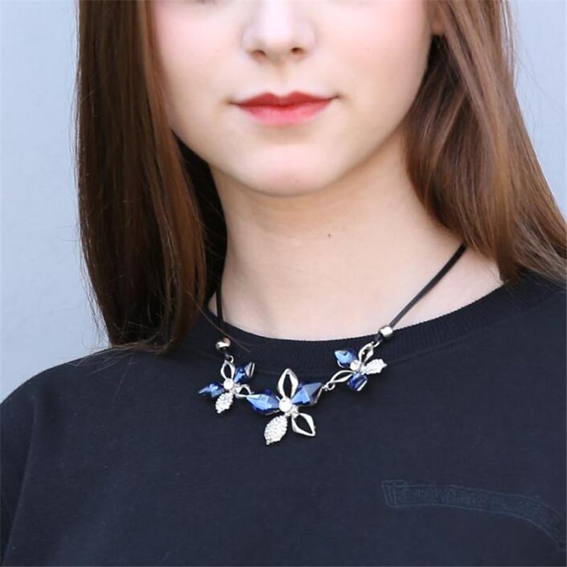 Crystal flower pendant women's Korean version short collarbone chain, European and American necklace sweater chain accessories
