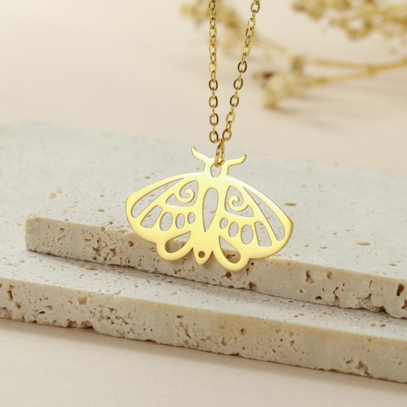 Unisex Gothic Style Moth Necklace Detailed Metal Moth Necklace Elegant Neck Chain for Celebrations and Daily Use
