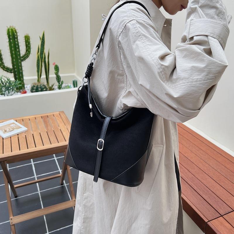 Retro bag women's large capacity 2025 new autumn and winter versatile simple shoulder bag popular commuter bucket bag this year