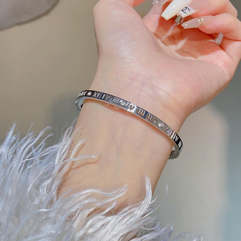 Exquisita Pulsera de Paniculata: Joyería de Acero de Titanio de Alta Gama para Mujer que no se Desvanece