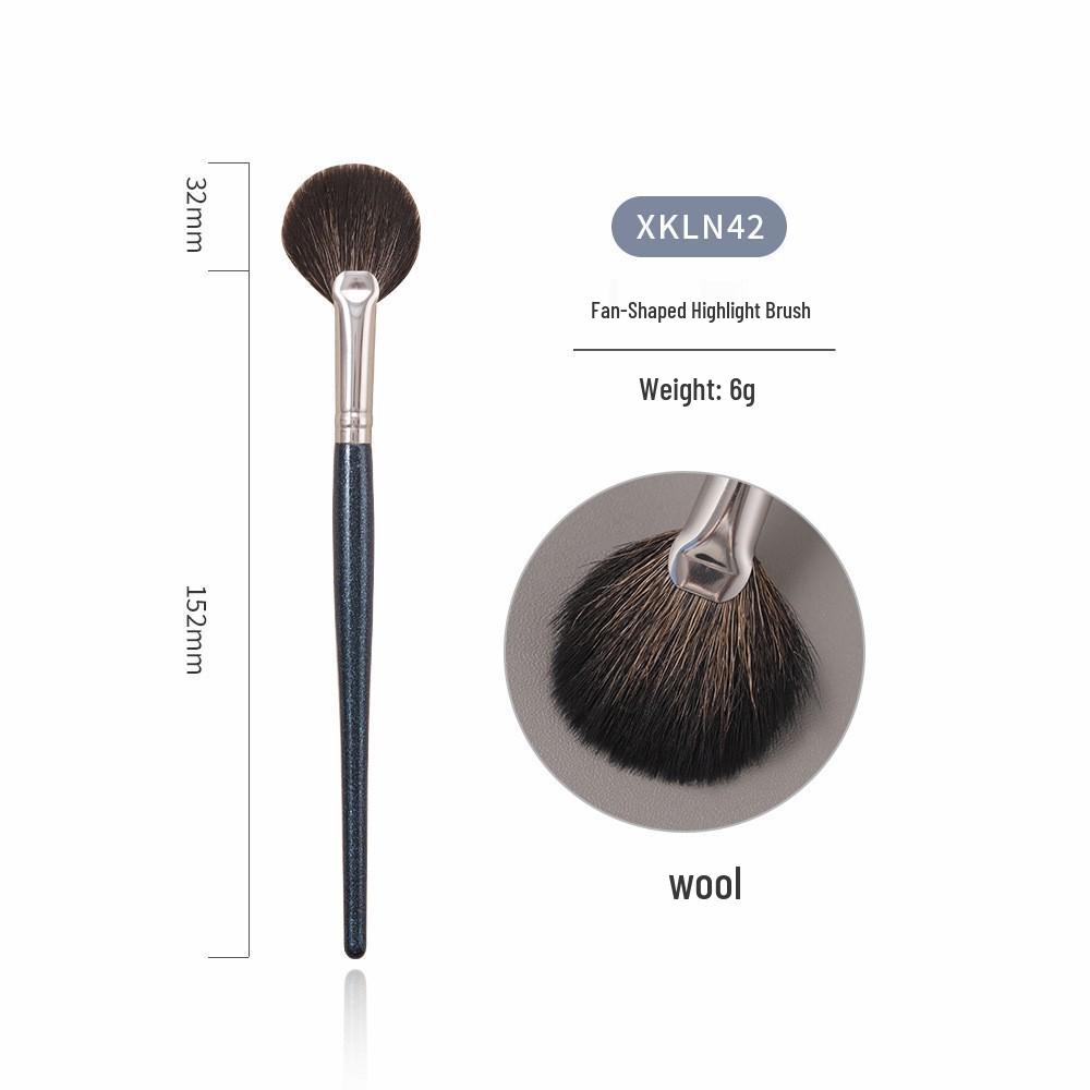 Fan-Shaped Highlighter Brush for Contour & Blush - Professional Makeup Tool
