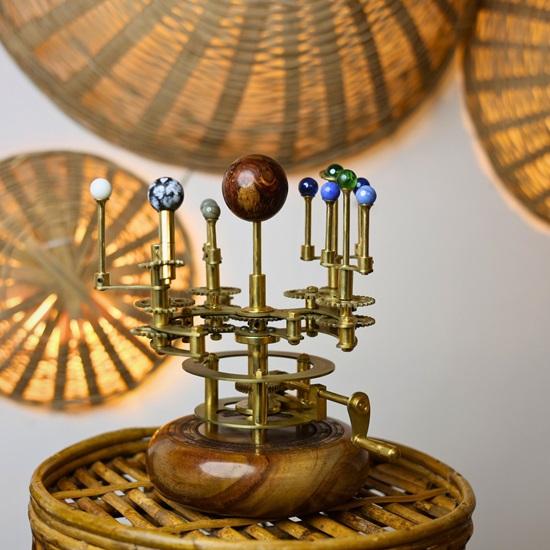 25,4 cm großes Luxus-Dekorationsstück für Bücherregale. Orrery aus Messing und Stahl. Ein funktionales Modell des Sonnensystems mit mehreren Himmelskörpern.