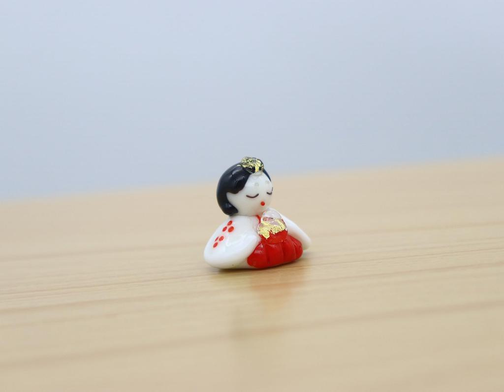 Glas, quadratisch, niedliche Hina-Puppe aus Glas, drei offizielle Damen, Schnurrbart, klein