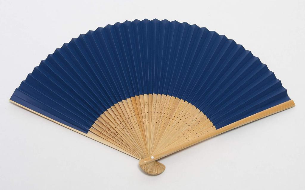fan with fan in a presentation made in Japan navy [Hasegawa] Men's Kyoto-style case, box, (Seigaiha pattern, blue)