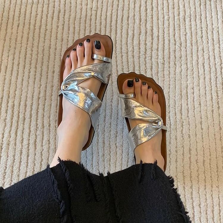 Weiche Lederversion~ Damen Hausschuhe tragen ausländischen Stil neuer Sommer Silber Zehensteg Plateau Sandalen Designgefühl Nische