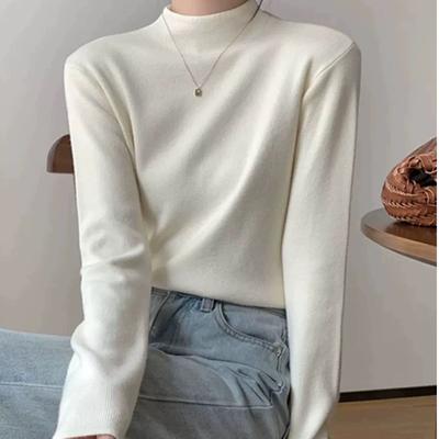 Un pull à col semi-haut associé à une couche de base et un haut en tricot pour le début du printemps et l'automne