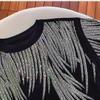 Maglietta a maniche corte con ali di piume di diamante nero taglie forti per donna - Anti-età e alla moda