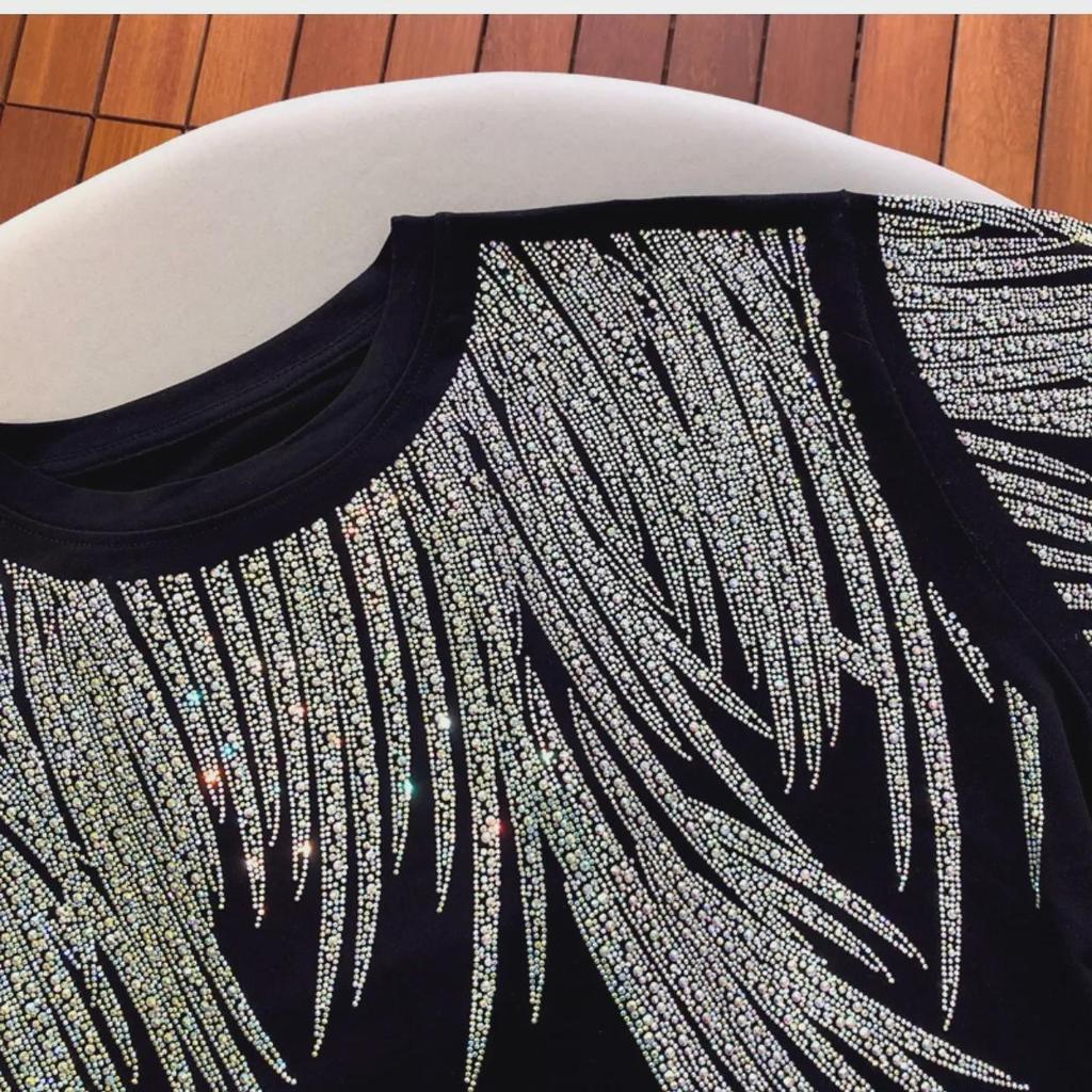 Maglietta a maniche corte con ali di piume di diamante nero taglie forti per donna - Anti-età e alla moda