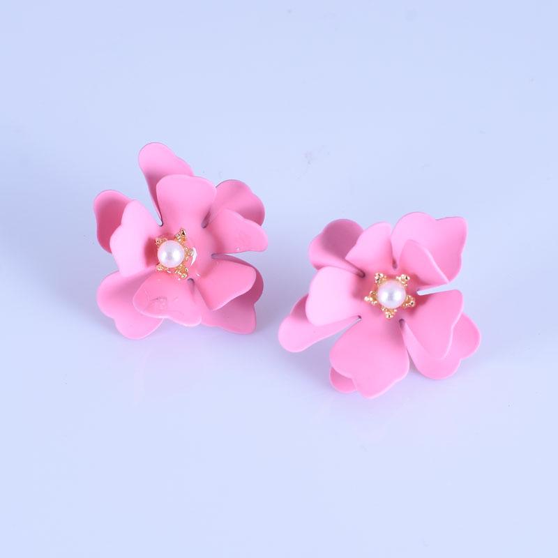 Dreamy Summer Flower Pearl Earrings with Petal Stud розовый