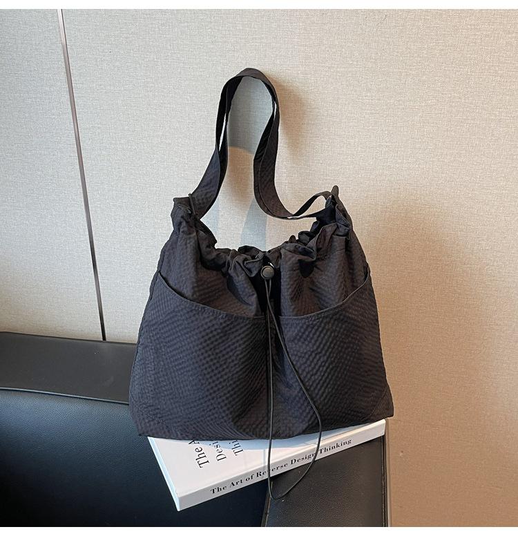 

2025 new large-capacity simple nylon cloth drawstring pleated shoulder bag travel leisure messenger bucket bag чёрный
