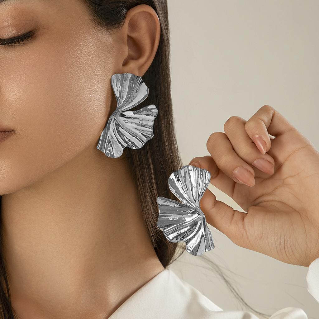 Exaggerated metal ginkgo biloba stud earrings, trendy girl sweet cool wind shell pattern earrings