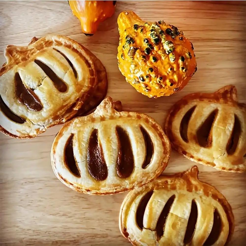 Halloween Christmas Mold Pie Cutter and Sealer Round Empanada Press Maker Pumpkin Mould Kitchen Gadget Cookie Mould for Baking