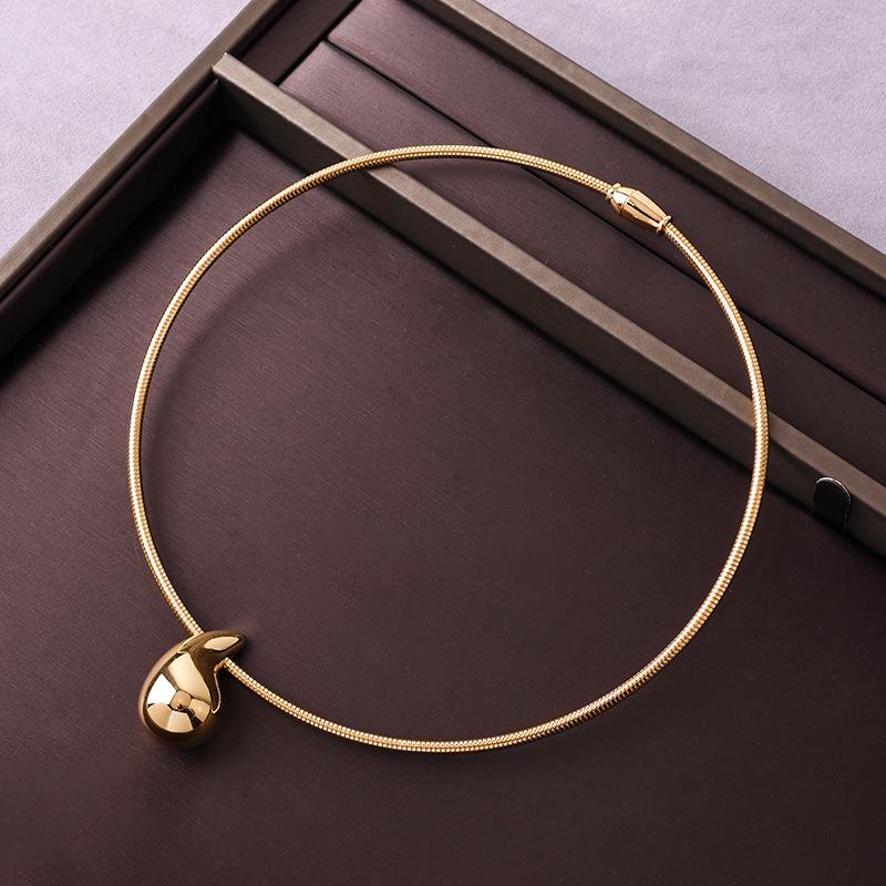 

Блестящая подвеска в форме сердца с цепочкой-змейкой