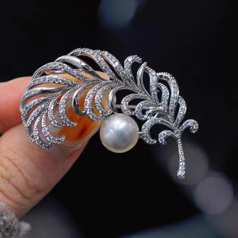 Fashion light luxury feather brooch design elegant brooch new Internet celebrity explosion pin accessories