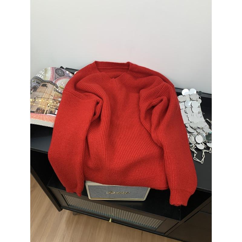 Wear a red sweater with autumn and winter cherries, and a chic lantern sleeve top in the Year of the Dragon tea