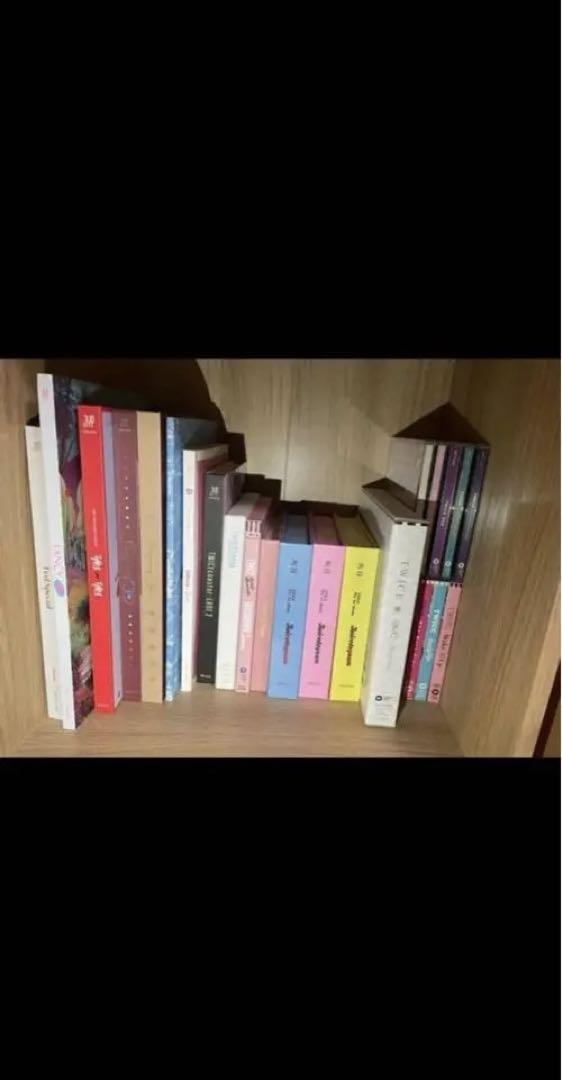 

[USED] TWICE Album Set