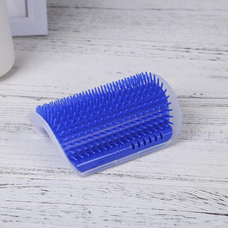 

Кошка чешется, чешется, скользит по волосам, массирует расческу