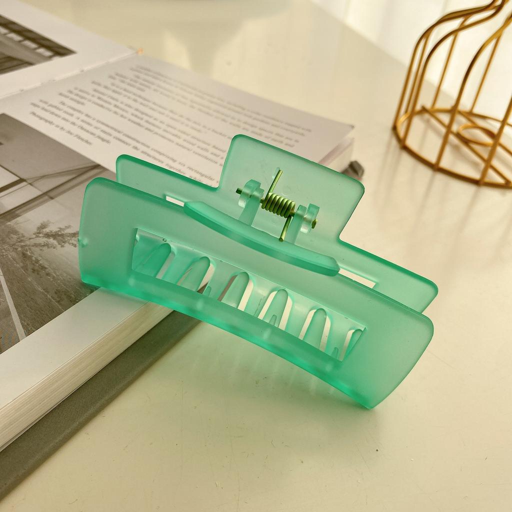 Beautifully Plastic Crafted Hair Claw Clips With Elegant Shapes And Vibrant Colors For Every Hairstyle Needs