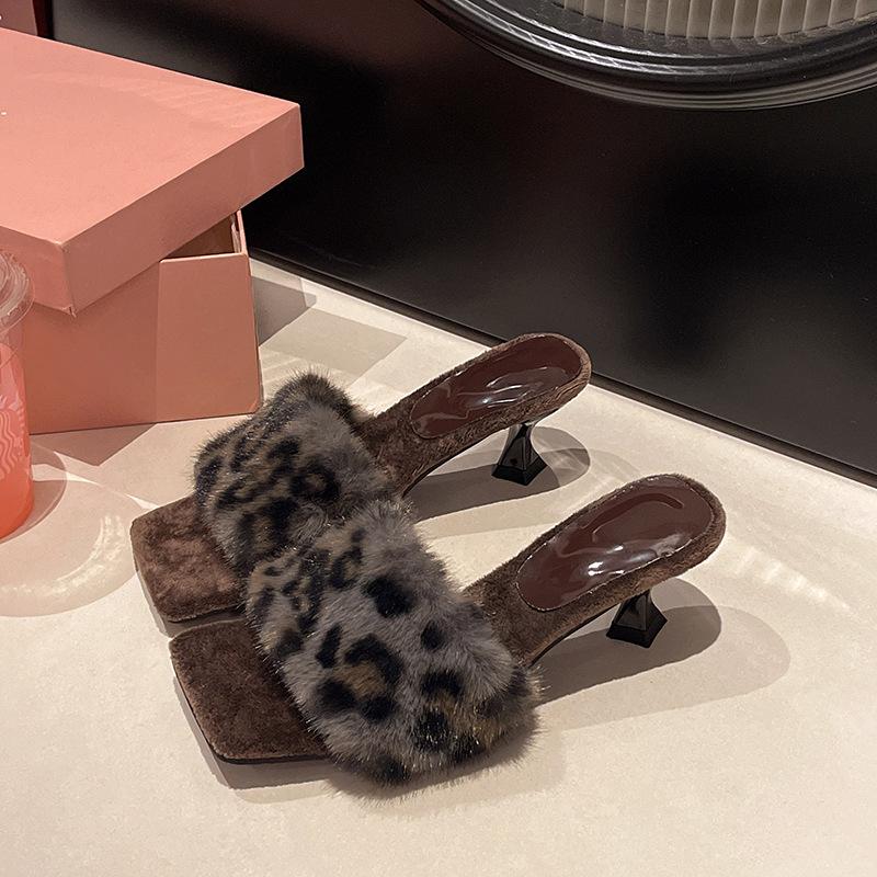 

French medium high heel leopard print one-word slippers women s shoes wear 2025 new autumn retro fluffy sandals 39 чёрный