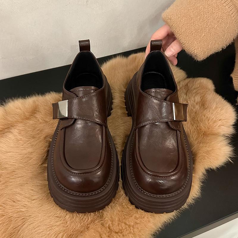 

Маленький мужчина носит туфли на толстом каблуке и толстой подошве (женщины), кожаные туфли в британском стиле с одной педалью, а маленький мужчина носит повседневную обувь. 40