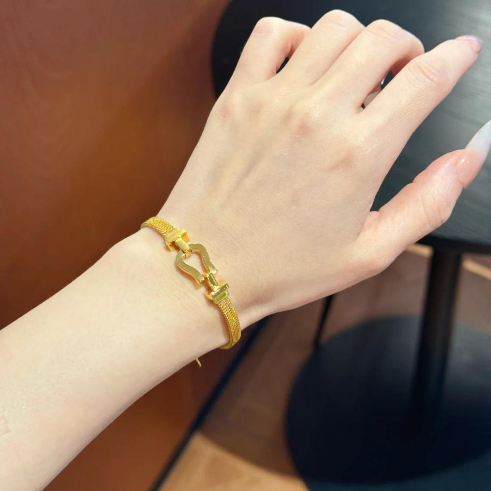 

Vintage Italian Minimalist Milanese Bracelet Elegant Lace Wristband with Horseshoe Buckle