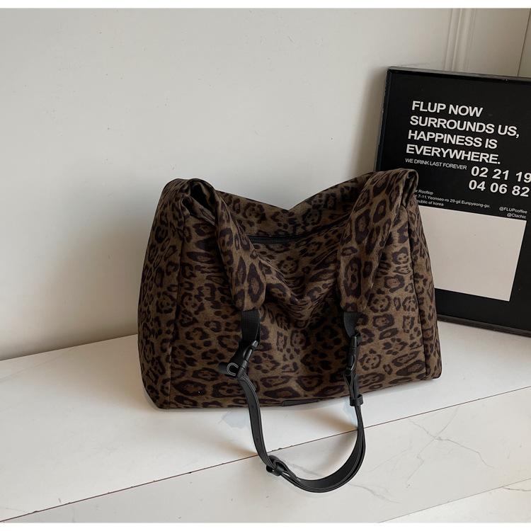 

2025 autumn new retro large capacity tote bag slack suede shoulder bag fashion commuter messenger bag темно-коричневого