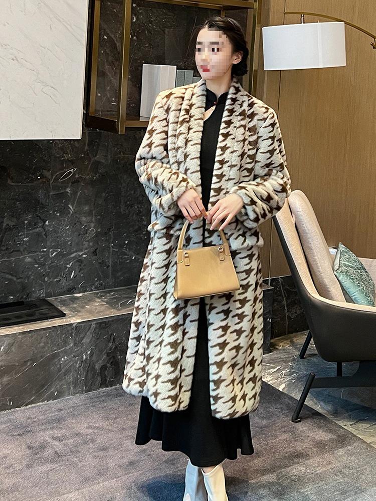 

Женское очень длинное пальто из искусственного меха норки с принтом «гусиная лапка» и V-образным вырезом (2025) L