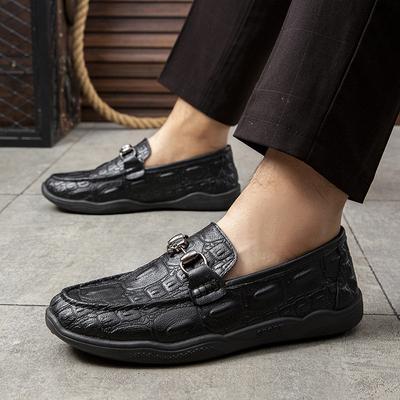 Im Frühling und Sommer, wenn junge Leute mit Krokodilmuster-Pedalen und Fußabdeckungen, trendige Herrenschuhe, Freizeitschuhe und Herrenlederschuhe